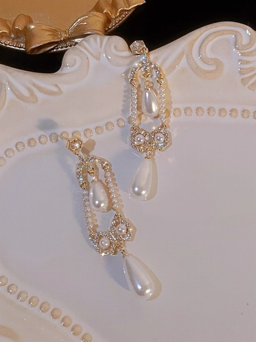 Elegant Gold Pearl Drop Earrings - White Pearlescent Accents